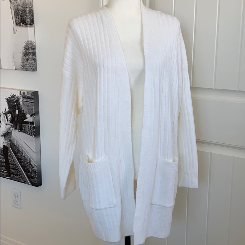 NWT size Medium Cream/White Cardigan